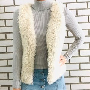 2 for $20 🌷H&M Off White Faux Fur Vest